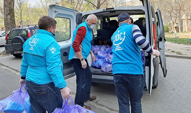 JDC aid workers deliver food in Kishna, Moldova
